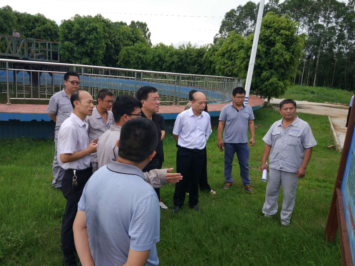 20180725自治区财政厅副厅长王代玉（右四）带队的督查组一行莅临我司承建的上思县三华污水处理厂检查指导工作.jpg